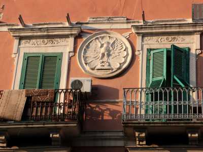 ...con fregi in stucco